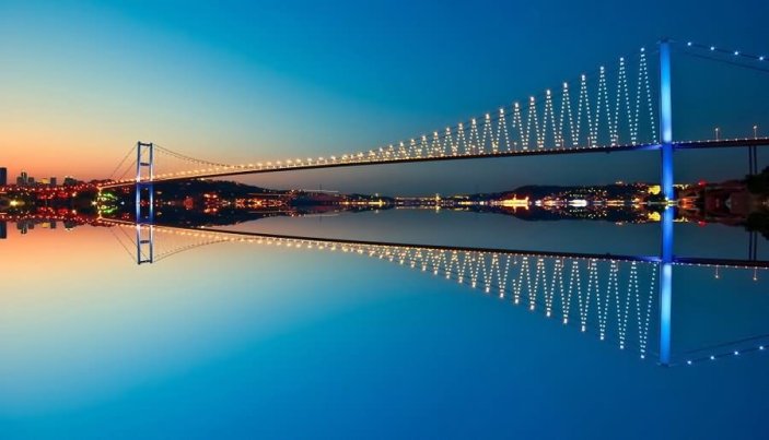 Amazing-Water-Reflection-Of-The-Bosphorus-Bridge-At-Night